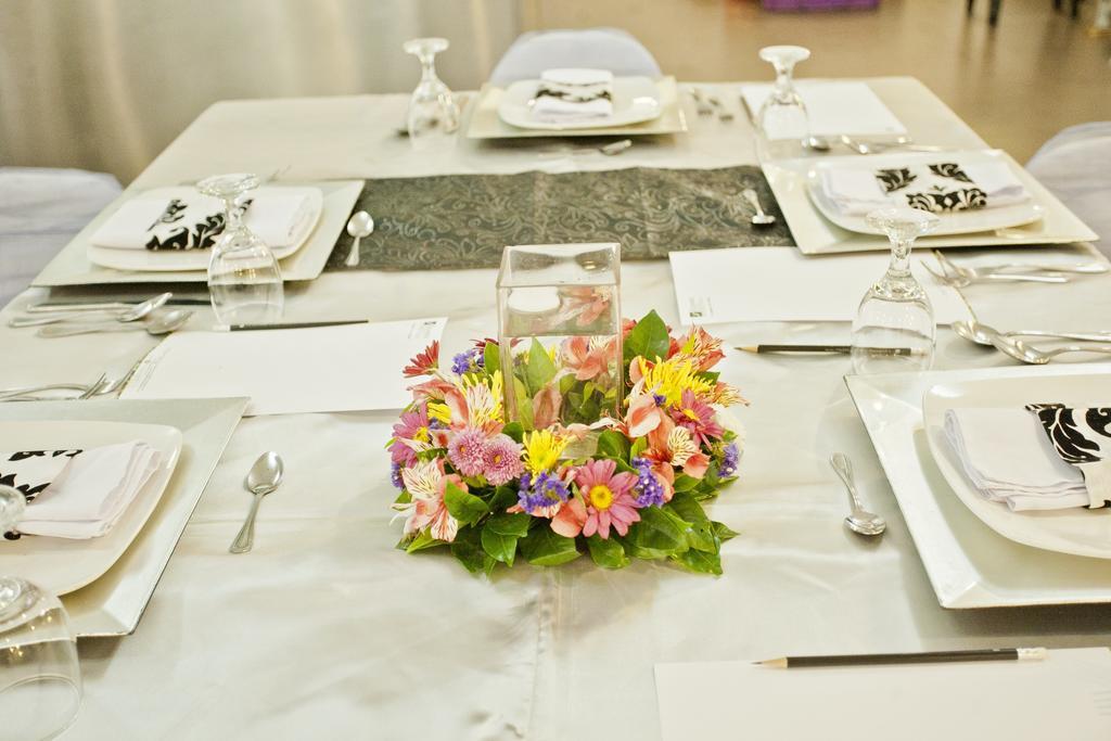The Exchange Regency Residence Hotel Managed By Hii Pasig City Экстерьер фото
